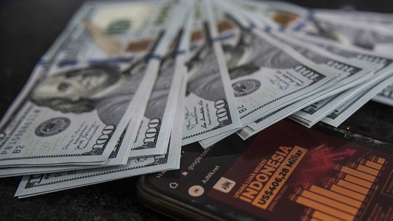 Arsip foto - Tumpukan uang dolar AS berada di gerai penukaran mata uang asing VIP (Valuta Inti Prima) Money Changer, Jakarta, Jakarta, Rabu (16/11/2022).ANTARA FOTO/Muhammad Adimaja/foc/pri. (ANTARA FOTO/MUHAMMAD ADIMAJA)