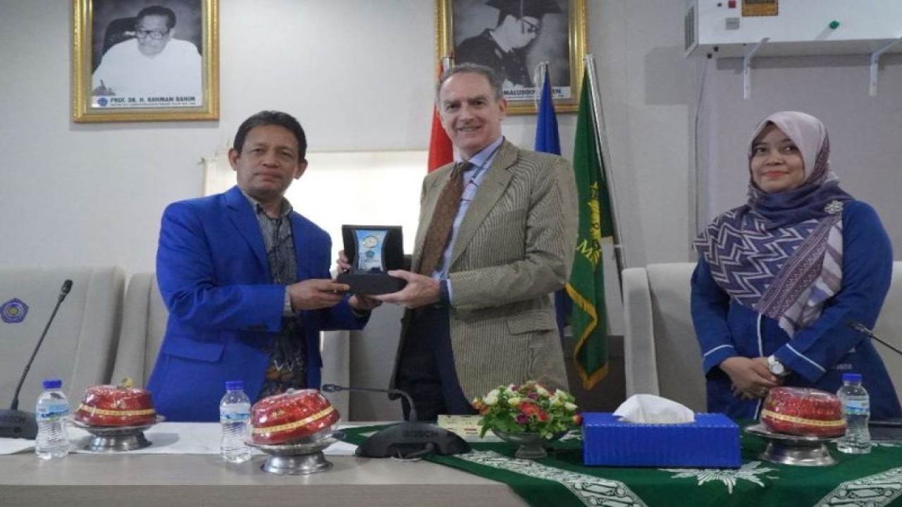 Duta Besar Italia untuk Indonesia Benedetto Latteri, menerima kenang-kenangan dari Unismuh pada kunjungannya di Makassar, Selasa,(6/6/2023).ANTARA/HO-Unismuh