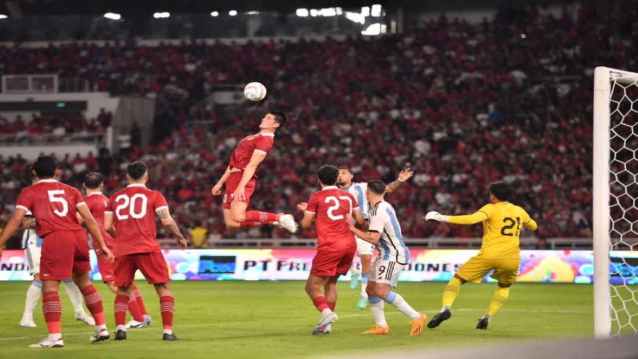 Aksi Elkan Baggott saat laga Timnas Indonesia kontra Argentina, di Stadion Utama Gelora Bung Karno, Senayan, Jakarta, Senin (19/6/2023). (pssi.org)