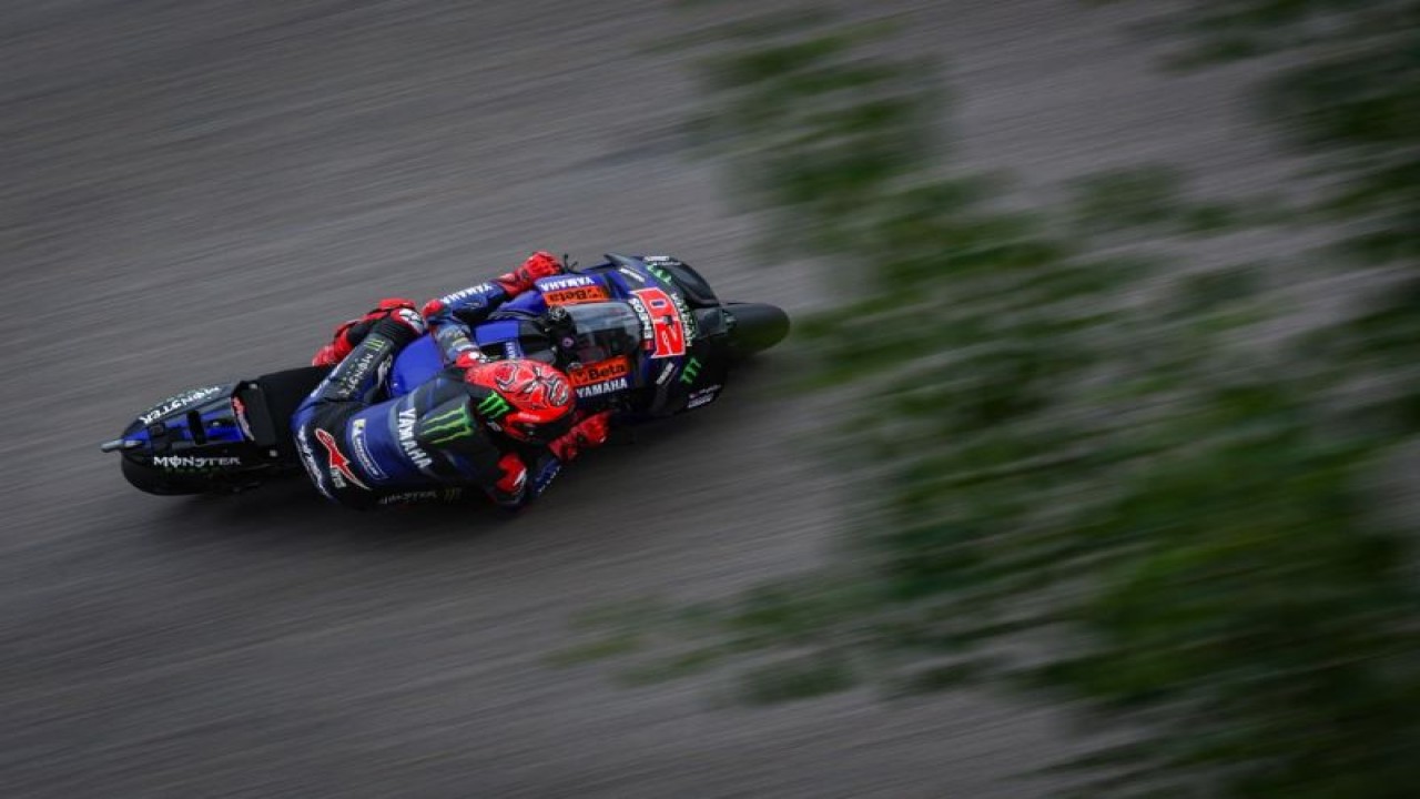 Pebalap Yamaha Monster Energy Fabio Quartararo melaju saat sesi latihan bebas (FP) jelang MotoGP Jerman di Sirkuit Sachsenring, Hohenstein-Ernstthal, Chemnitz, Jerman Timur, 16 Juni 2023. (ANTARA/AFP/RONNY HARTMANN)