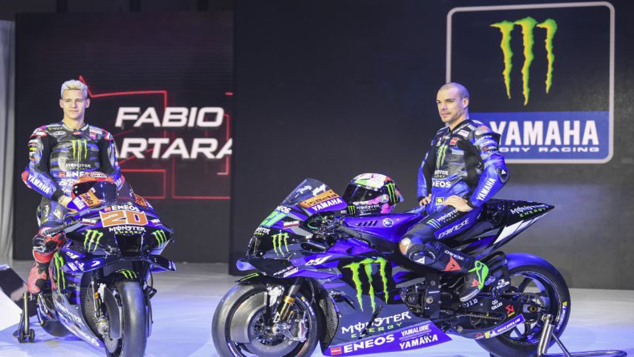 Foto arsip - Pembalap Monster Energy Yamaha Fabio Quartararo (kiri) bersama Franco Morbidelli (kanan) berpose dengan sepeda motor Yamaha YZR M1 2023 Livery Terbaru saat peluncuran di Jakarta, Selasa (17/1/2023). ANTARA FOTO/M Risyal Hidayat/hp (ANTARA FOTO/M RISYAL HIDAYAT)