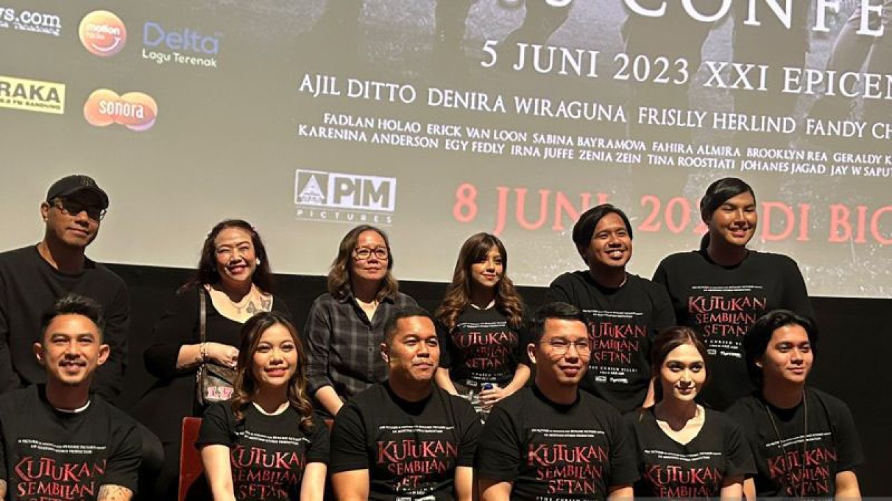 Deretan pemeran, sutradara, produser, dan penulis film "Kutukan Sembilan Setan" dalam penayangan perdana film "Kutukan Sembilan Setan" di Kawasan Epicentrum, Jakarta, Senin (5/6/2023). (ANTARA/Vinny Shoffa Salma)