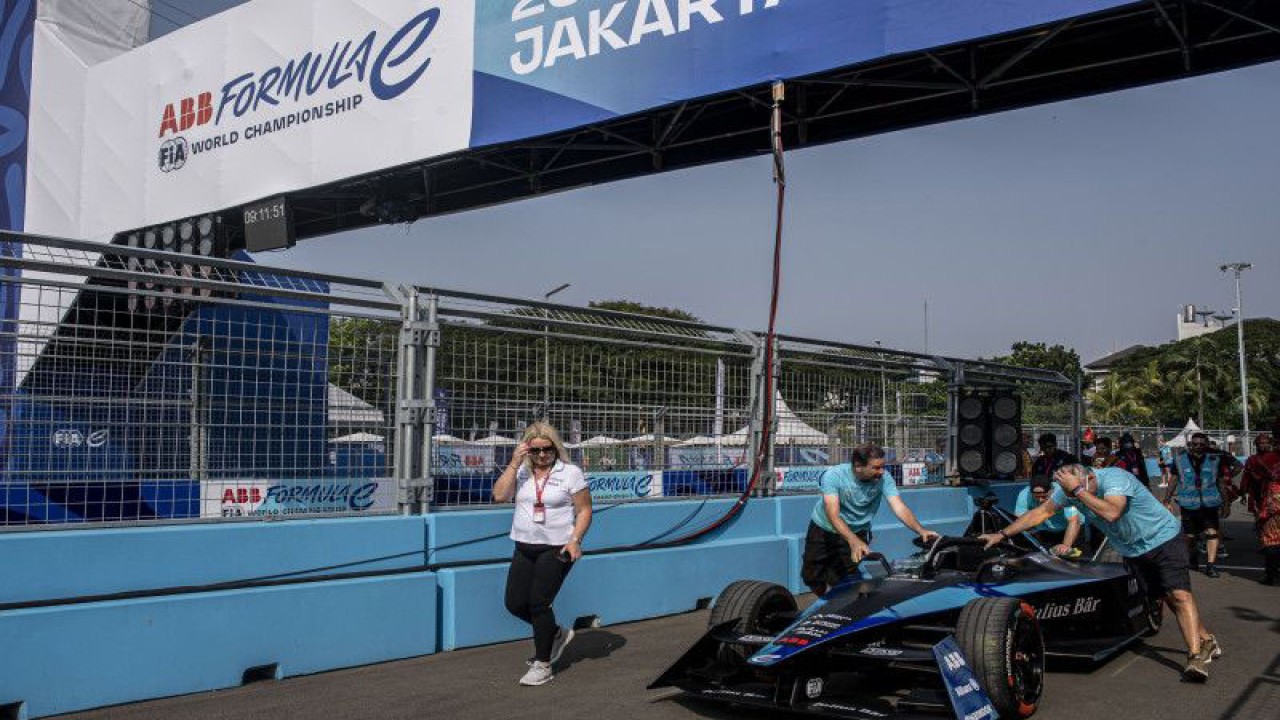 Ofisial memindahkan mobil Formula E Gen 3 usai sesi foto pembalap Formula E di AGI Jakarta International E-Prix Circuit (JIEC), Jakarta, Jumat (2/6/2023). ANTARA FOTO/Aprillio Akbar/hp.