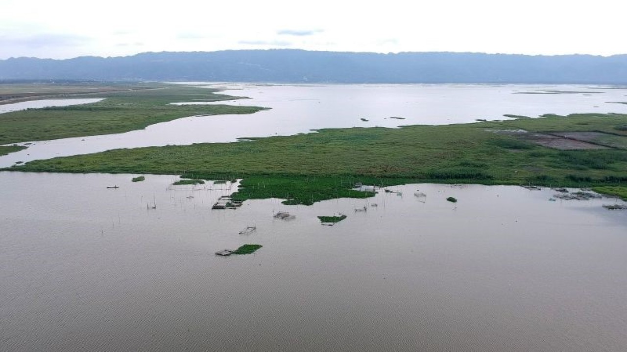 Foto aerial Danau Limboto di Kabupaten Gorontalo, Gorontalo. ANTARA/Adiwinata Solihin