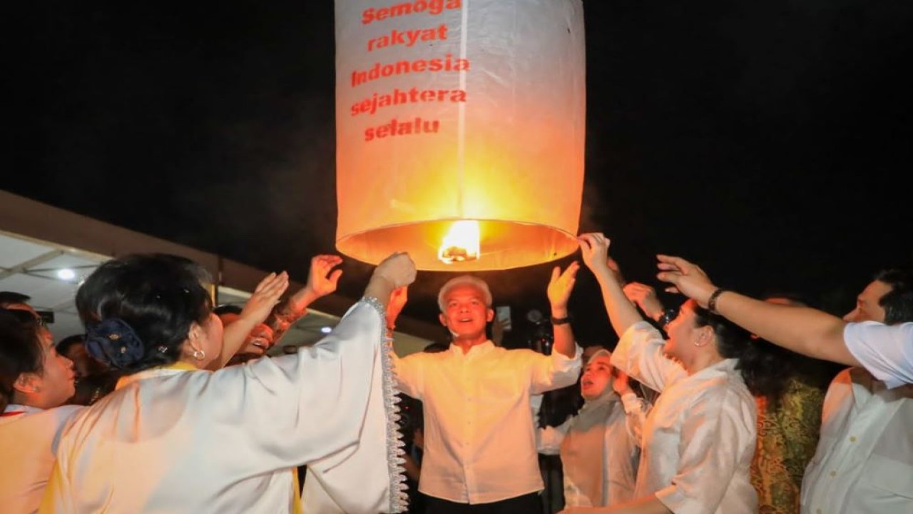 Momen Gubernur Jawa Tengah Ganjar Pranowo menerbangkan satu lampion pada puncak perayaan Waisak 2023 di Candi Borobudur, Minggu (4/6/2023). (Istimewa/jatengprov.go.id)