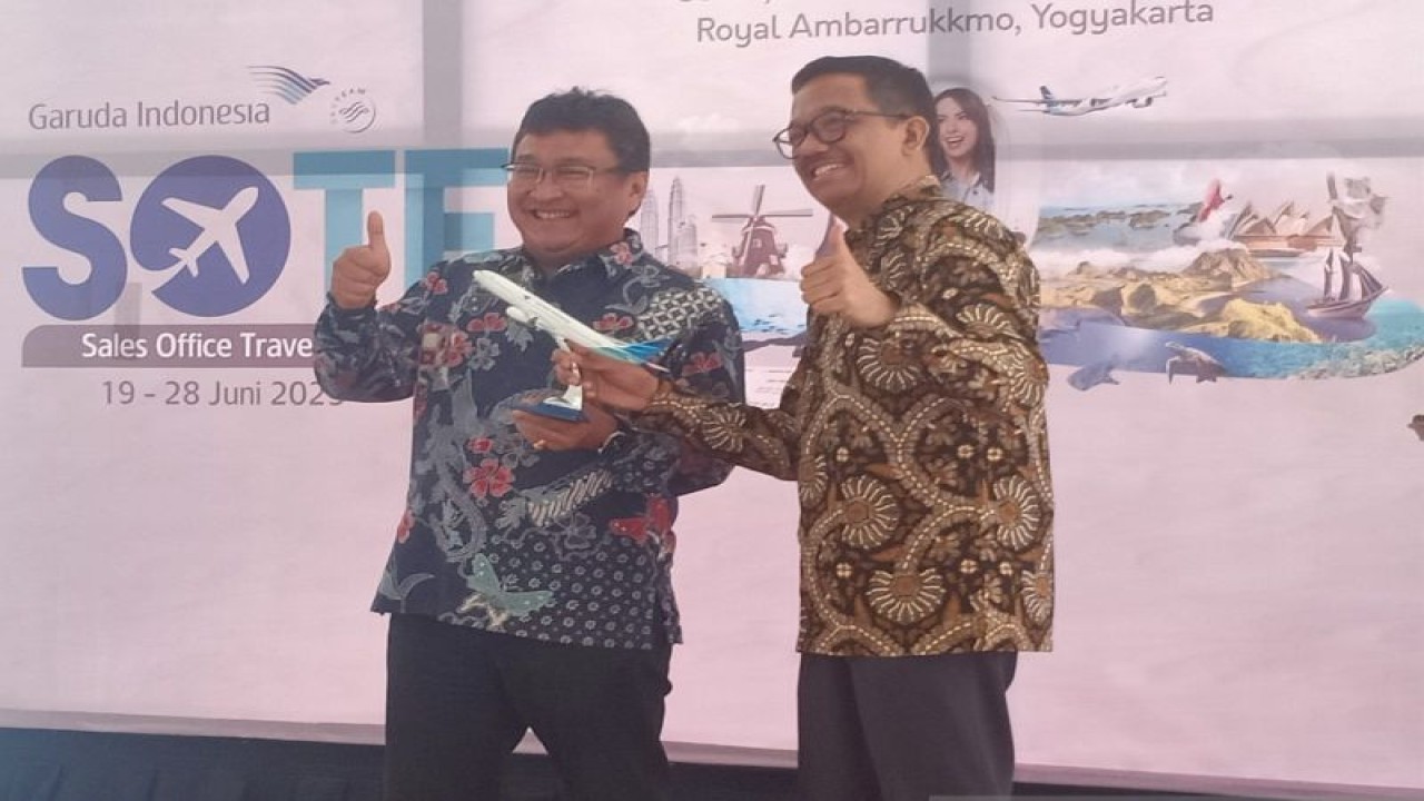 Direktur Layanan Dan Niaga Garuda Indonesia Ade R. Susardi (kanan) Dan ...