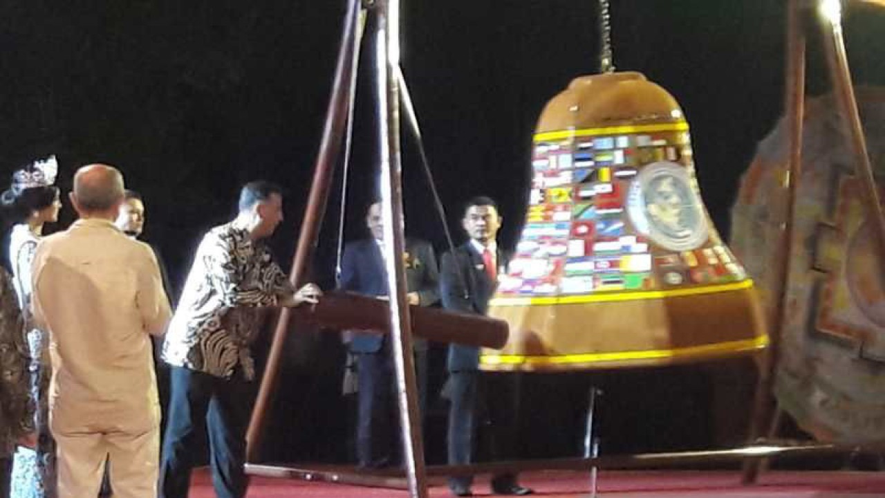 Perwakilan salah satu duta besar memukul genta perdamaian. ANTARA/Heru Suyitno