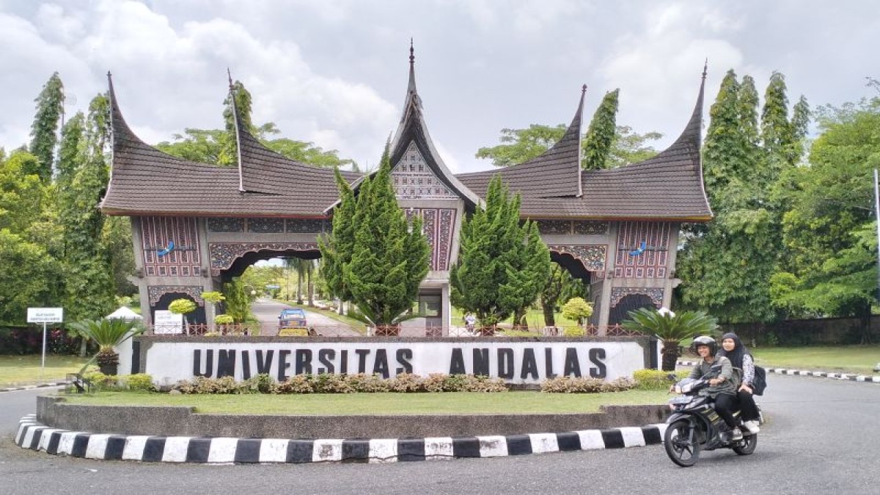 Gerbang masuk Universitas Andalas (Unand) Sumatera Barat (Sumbar). ANTARA/Muhammad Zulfikar.