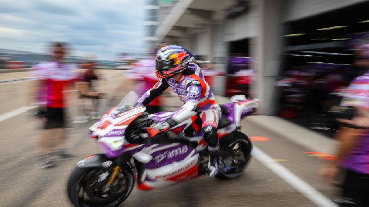 Pebalap Ducati Pramac Johann Zarco meninggalkan pit untuk melakukan latihan bebas pertama (free practice 1/FP1) untuk Moto GP Jerman, pada Jumat (16/6/2023).(ANTARA/AFP/RONNY HARTMANN)