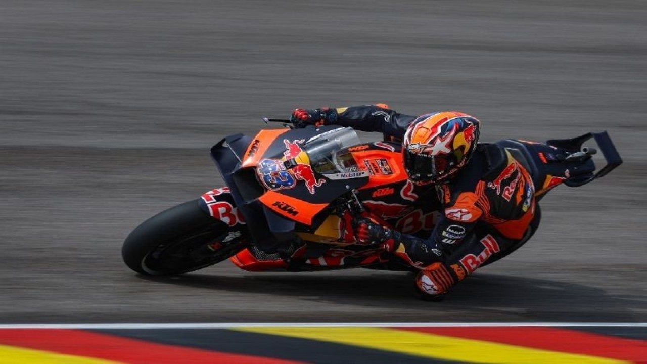 Pebalap Red Bull KTM Jack Miller melaju dalam sesi kualifikasi MotoGP Jerman di Sirkuit Sachsenring, Hohenstein-Ernstthal dekat Chemnitz, Jerman Timur, 17 Juni 2023. (ANTARA/AFP/RONNY HARTMANN)