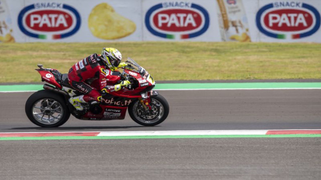 Pebalap Aruba.it Racing-Ducati Alvaro Bautista memacu kecepatan saat Race 2 WSBK 2023 di Pertamina Mandalika International Street Circuit di KEK Mandalika, Praya, Lombok Tengah, NTB, Minggu (5/3/2023). . ANTARA FOTO/M Agung Rajasa/nym