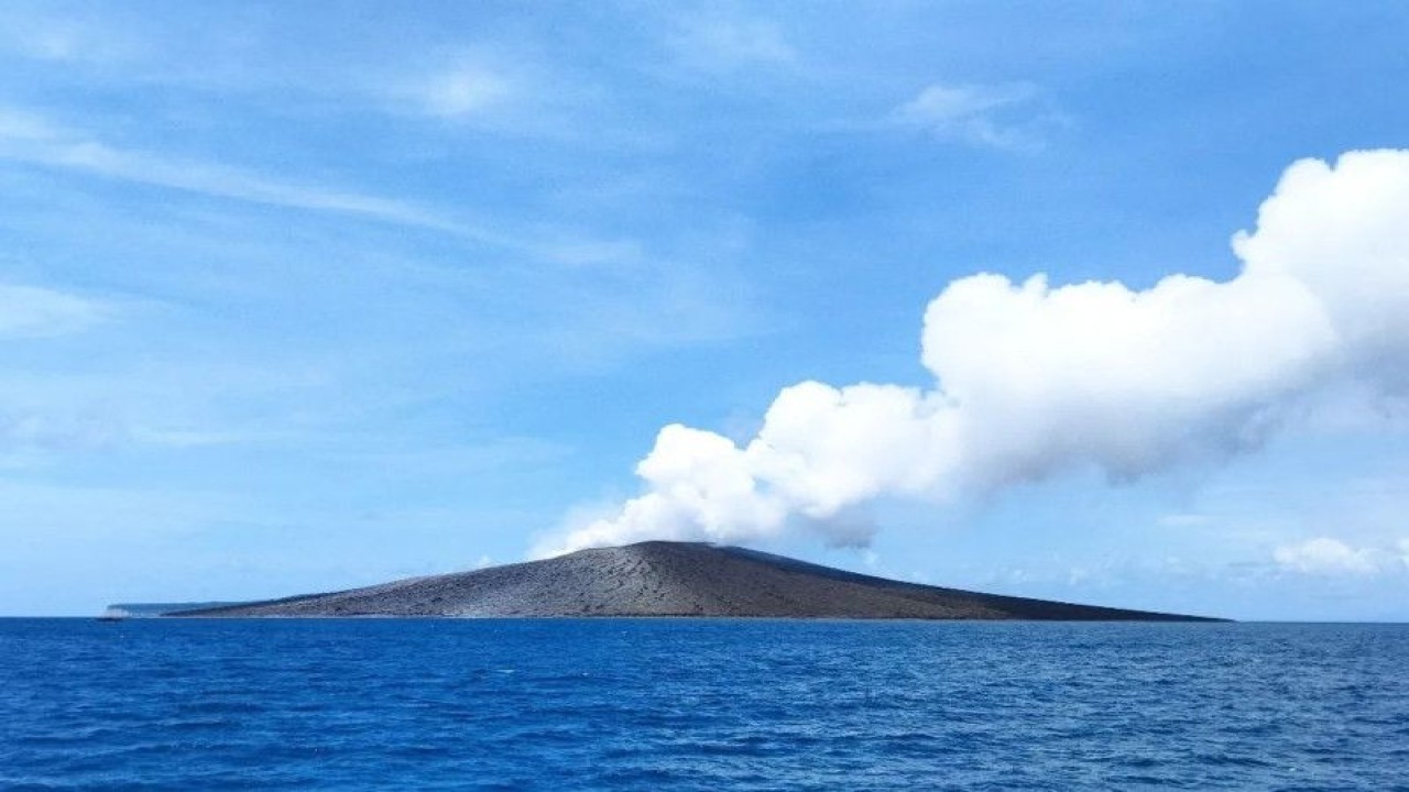 Gunung Anak Krakatau yang berada di perairan Selat Sunda, Kabupaten Lampung Selatan, Provinsi Lampung saat erupsi pada Juni 2023. (FOTO ANTARA/HO-PVMBG)
