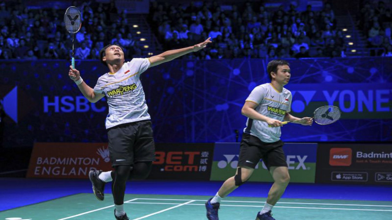 Pebulu tangkis ganda putra Indonesia Mohammad Ahsan (kiri) dan Hendra Setiawan (kanan) . ANTARA FOTO/HO/Humas PBSI/mrh/rwa. (PBSI/PBSI)