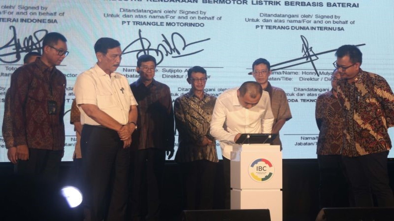 Penandatanganan nota kesepakatan kerja sama antara Indonesia Battery Corporation dan para pelaku industri dan konversi di kantor Kementerian Koordinator Bidang Kemaritiman dan Investasi di Jakarta, Senin (12/6). (ANTARA/Ahmad Faishal)