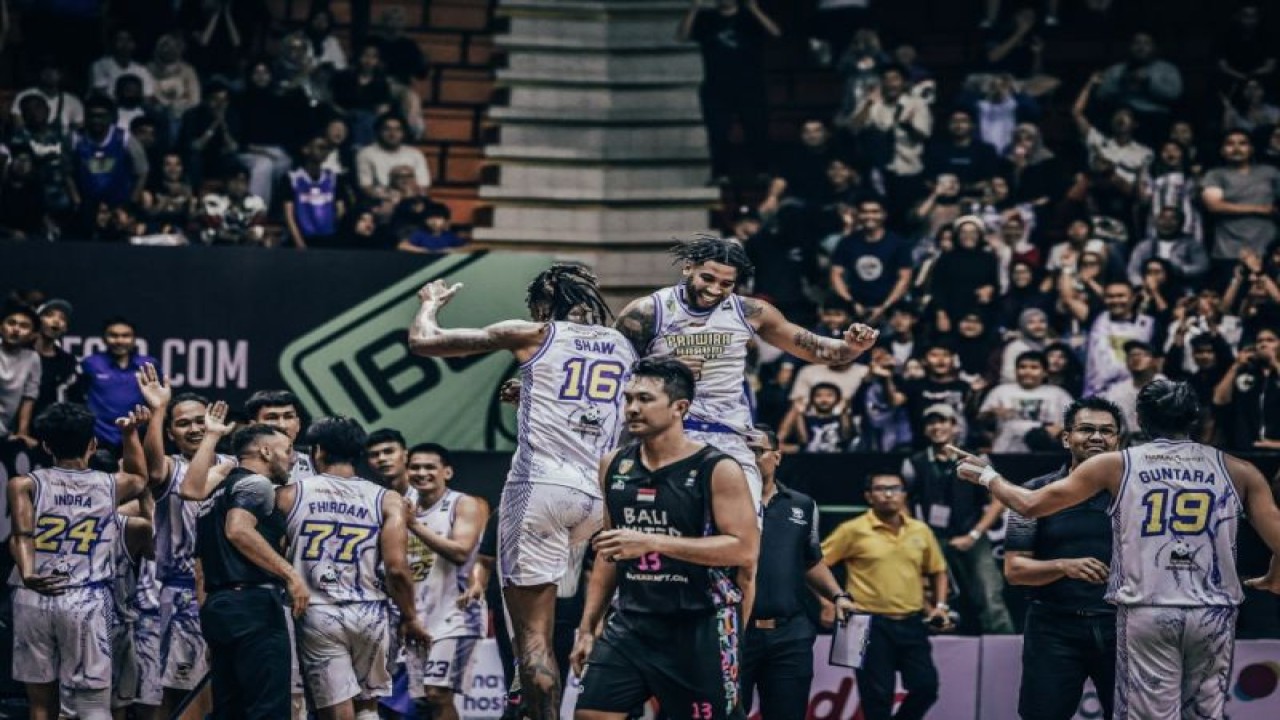 Sang tuan rumah Prawira Harum Bandung merayakan kemenangan usai memenangi pertandingan melawan Bali United Basketball Club IBL Seri Ketujuh di C-Tra Arena Bandung, Minggu (4/6/2023). (ANTARA/HO-IBL Indonesia)