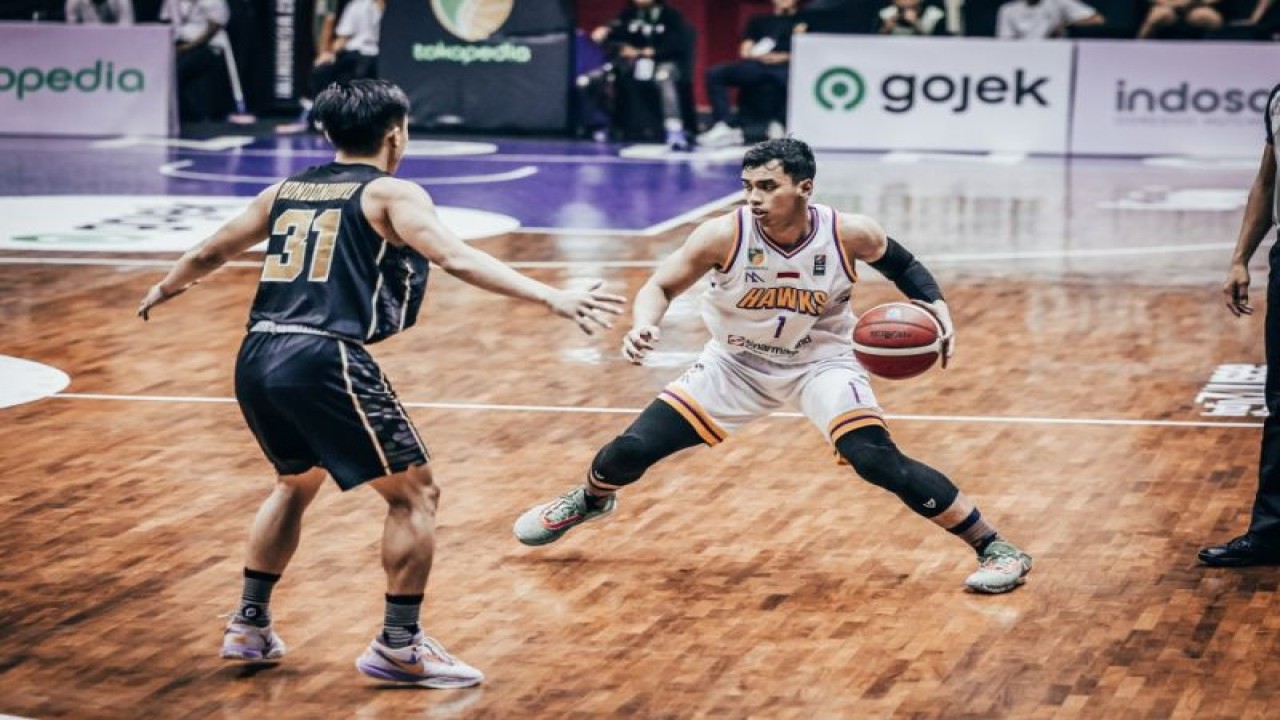 Roster Tangerang Hawks Basketball Club Danny Ray beraksi dalam pertandingan melawan West Bandits Solo pada IBL Seri Ketujuh, di C-Tra Arena, Bandung, Senin (5/6/2023). (ANTARA/HO-IBL)