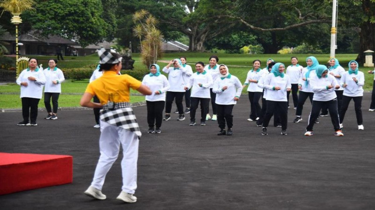 Ibu Negara Iriana Joko Widodo senam pagi di Istana Tampaksiring, Kabupaten Gianyar, Provinsi Bali, Sabtu (10/6/2023). (ANTARA/HO-Sekretariat Presiden)