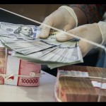 Ilustrasi - Petugas menghitung uang dolar AS di BNI KC Mega Kuningan, Jakarta, Kamis (21/7/2022). ANTARA FOTO/Rivan Awal Lingga/tom/pri.-1687761417