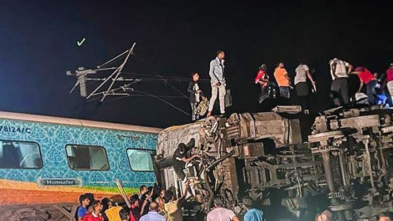 Petugas penyelamat masih terus mencari para korban dalam tabrakan kereta di India/ist