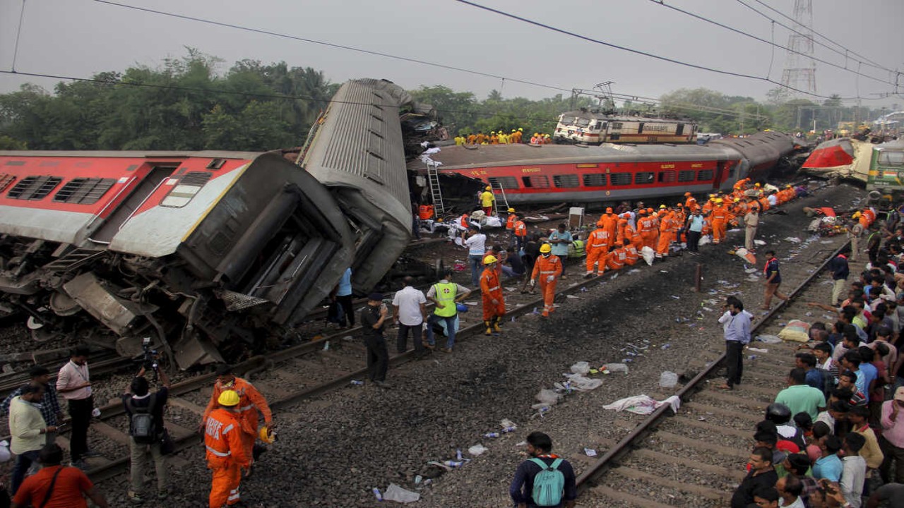 Petugas penyelamat terus berupaya mencari para korban dalam kecelakaan maut yang melibatkan tiga kereta di India/ist  