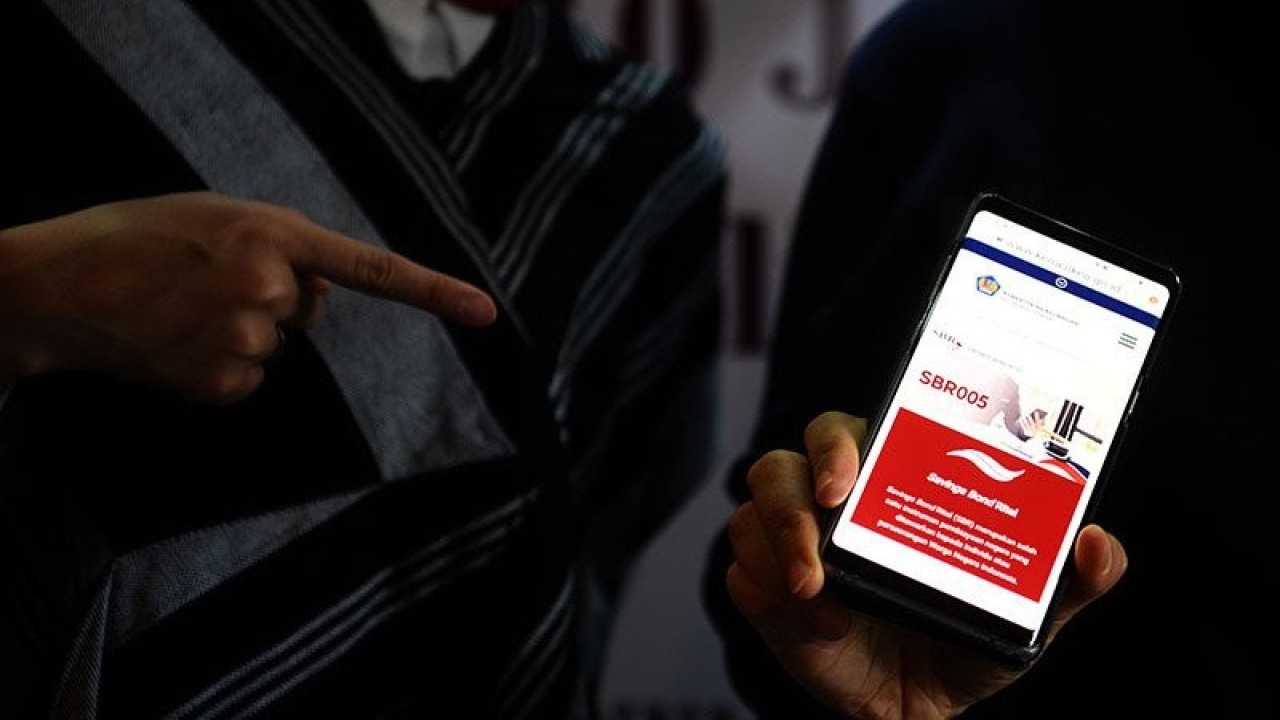 Informasi tentang Savings Bond Ritel (SBR) seri SBR005 dalam aplikasi selular. ANTARA FOTO/Wahyu Putro A/wsj/aa.
