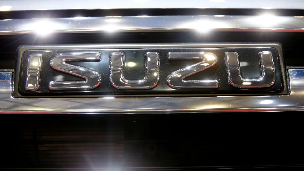 Logo Isuzu terlihat pada International Motor Show ke-87 di Palexpo di Jenewa, Swiss, pada 8 Maret 2017. (Arnd Wiegmann/Reuters)