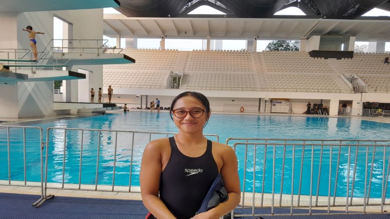 Perenang andalan Jawa Timur Izzy Dwifaiva Hefrisyanthi dalam Festival Akuatik Indonesia 2023 di stadion Akuatik Gelora Bung Karno, Jakarta, Senin (12/6/2023). (ANTARA/FAJAR SATRIYO)