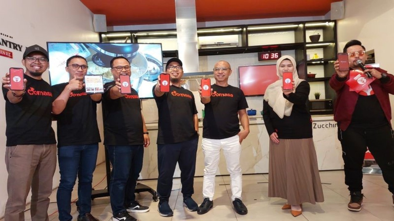 Jajaran pendiri aplikasi Momasa pada peluncuran aplikasi kuliner Momasa di Jakarta, Selasa (6/6/2023).(ANTARA/Fitra Ashari)