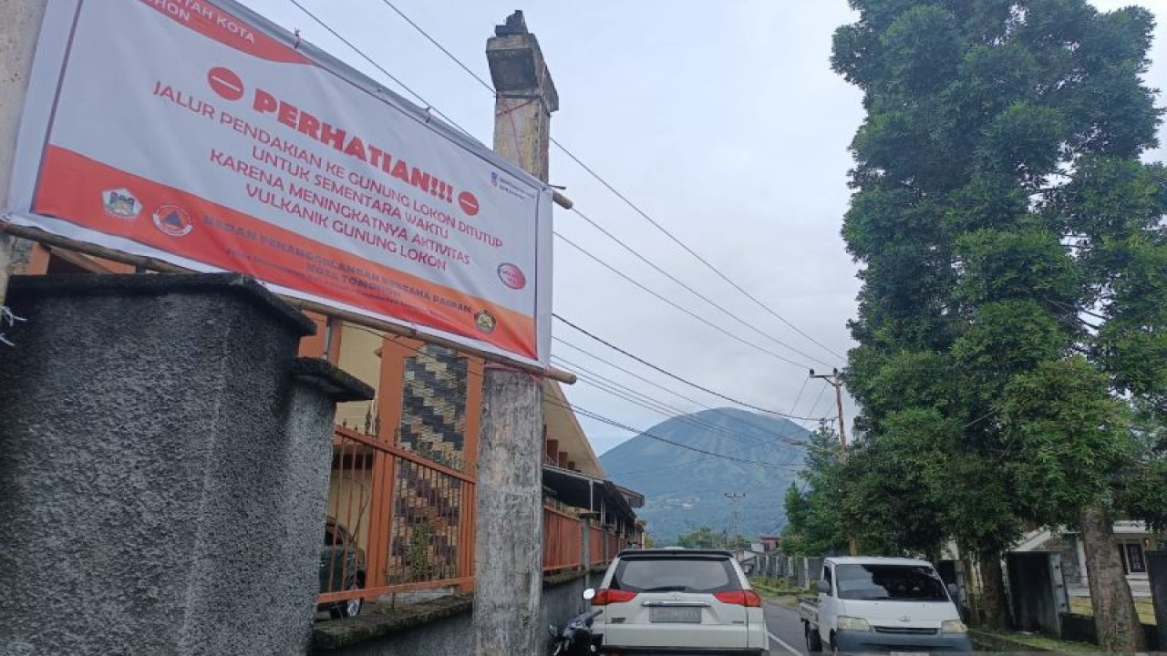 Pemerintah daerah untuk sementara menutup jalur pendakian Gunung Lokon di Kota Tomohon, Provinsi Sulawesi Utara. (ANTARA/Karel A Polakitan)