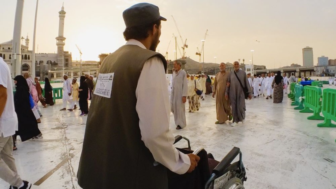 Petugas penyedia jasa sewa kursi roda di Masjidil Haram yang bisa dimanfaatkan jamaah haji. (Istimewa/Kemenag/Rikie Andriyawan)