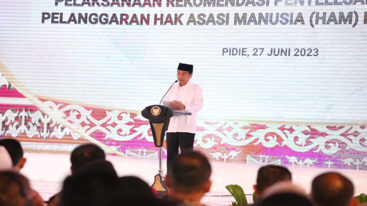 Presiden Joko Widodo saat melucurkan program penyelesaian non-yudisial pelanggaran HAM berat Indonesia di Rumoh Geudong, Gampong Bili Aron, Kabupaten Pidie, Aceh, Selasa (27/6/2023). (ANTARA/Khalis Surry)