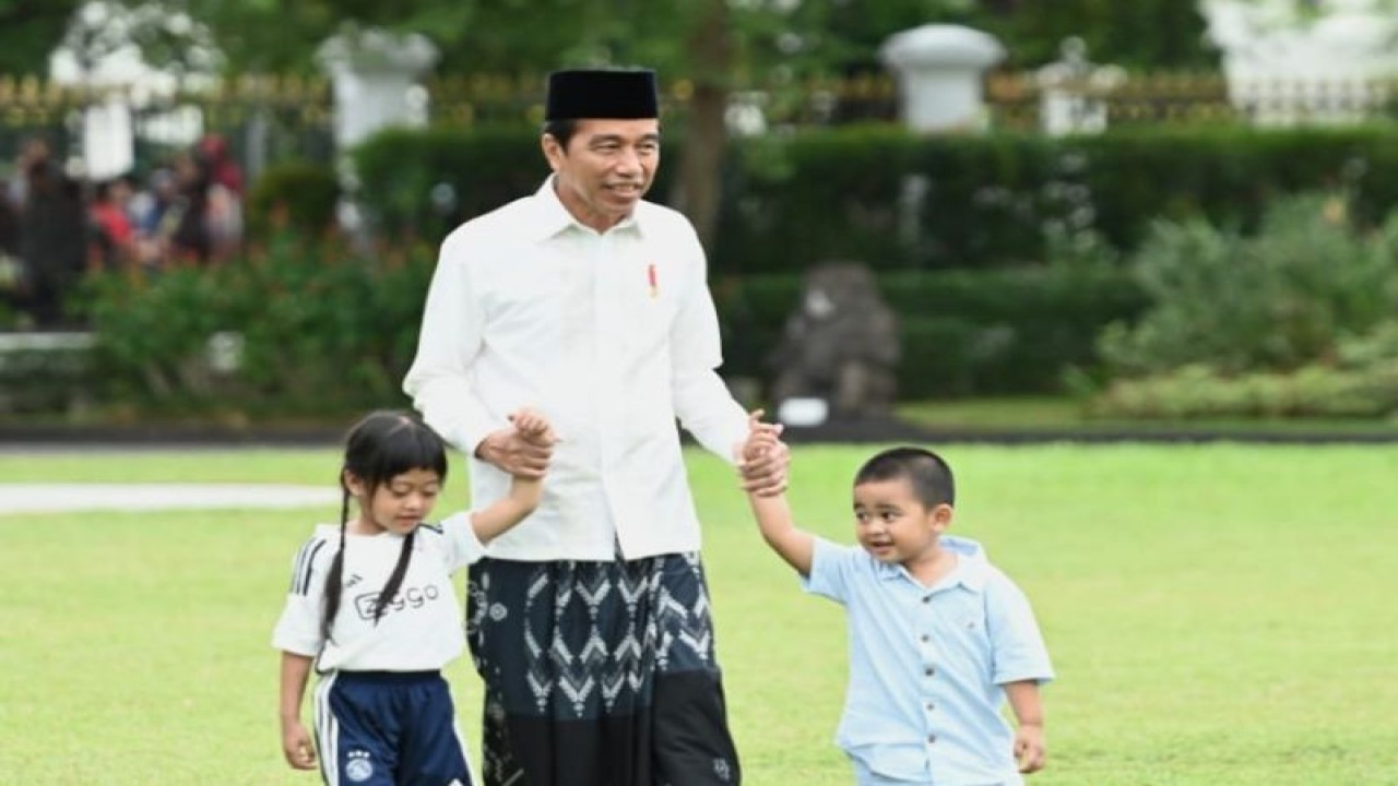 Presiden Joko Widodo berjalan bersama kedua cucunya Sedah Mirah Nasution dan Panembahan Al Nahyan Nasution Gedung Agung Istana Kepresidenan Yogyakarta pada Kamis (29/6/2023). (ANTARA/Kris - Biro Pers Sekretariat Presiden)