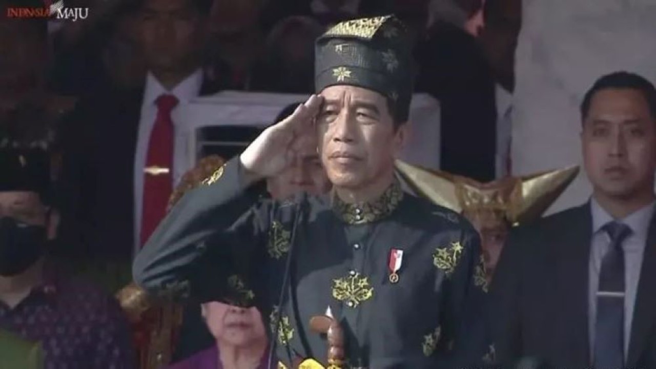 Presiden Jokowi bertindak sebagai Inspektur Upacara dengan mengenakan pakaian adat Kesultanan Deli berwarna hitam dan nuansa emas dilengkapi dengan keris dan penutup kepala pada Hari Lahir Pancasila di Lapangan Monumen Nasional Jakarta, Kamis (1/6/2023).