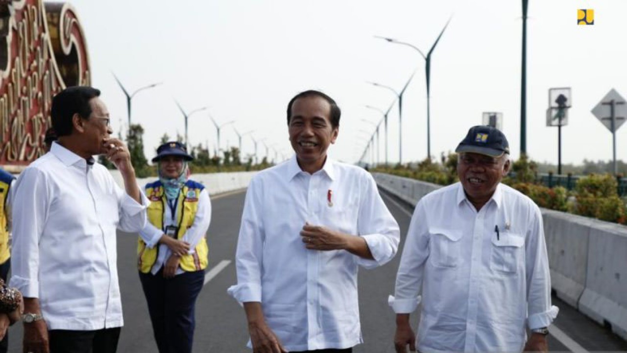 Menteri PUPR Basuki Hadimuljono (kanan) saat mendampingi Presiden RI Joko Widodo (Jokowi) dalam peresmian Jembatan Kretek 2, Bantul, Daerah Istimewa Yogyakarta (DIY), Jumat (2/6/2023). (ANTARA/HO-Kementerian PUPR)