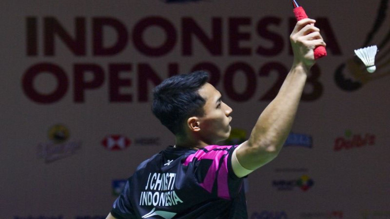 Pebulu tangkis tunggal putra Indonesia Jonatan Christie berlatih jelang berlangsungnya Indonesia Open 2023 di Istora Senayan, Jakarta, Senin (12/6/2023). . ANTARA FOTO/M Risyal Hidayat/rwa (ANTARA FOTO/M RISYAL HIDAYAT)