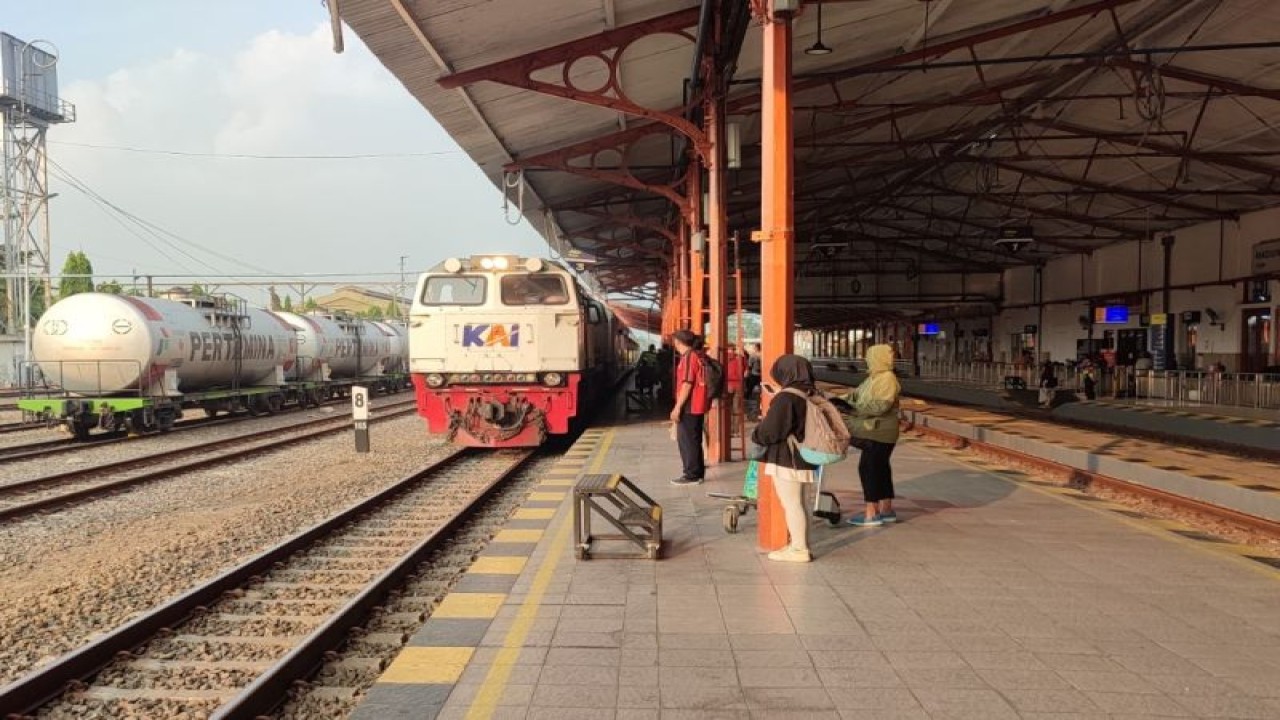 Sejumlah penumpang bersiap naik KA jarak jauh di Stasiun Madiun, Jawa Timur. ANTARA/HO-Humas Daop 7 Madiun