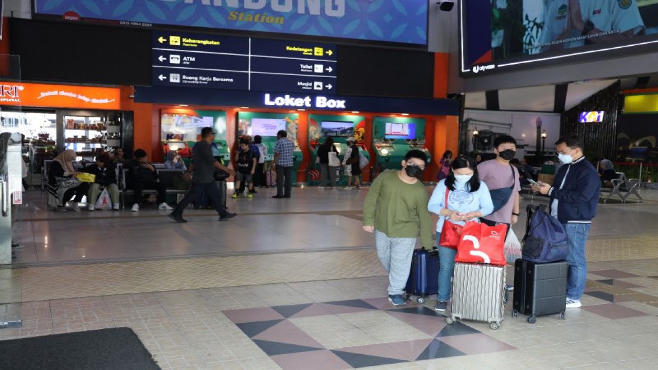 Penumpang Menunggu Kereta Api Di Stasiun Bandung Kota Bandung Jawa