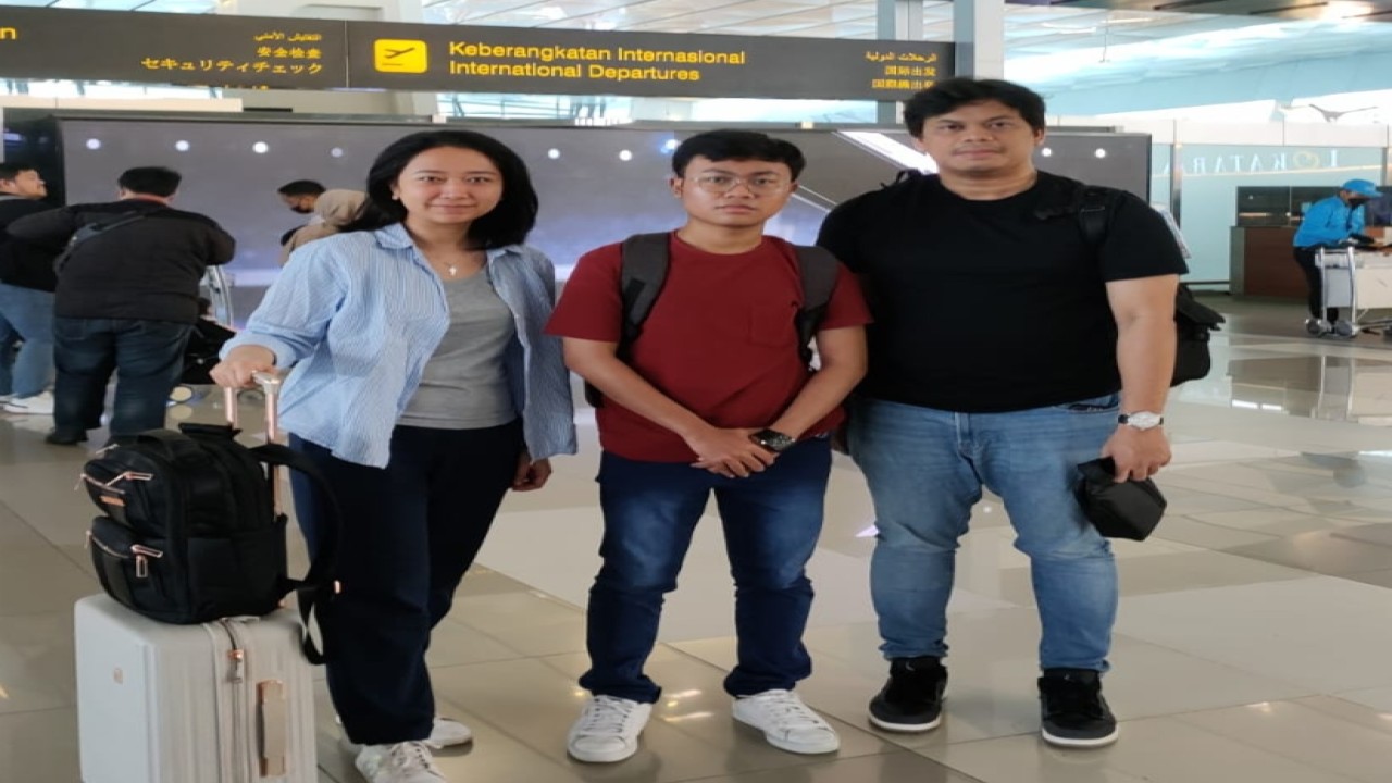 GM Susanto Megaranto (kanan), GMW-MI Irene Kharisma Sukandar (kiri) dan MF Aditya Bagus Arfan saat bertolak dari Bandara Soekarno-Hatta menuju Almaty, Kazakhstan untuk berlaga di ajang Asian Continental Chess Championship 2023/Foto: Kristianus Liem