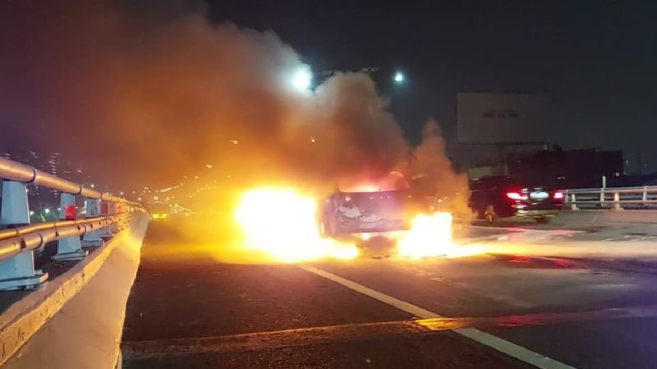 Sebuah mobil terbakar akibat kecelakaan di Jalan Tol Dalam KM. 15, Grogol, Grogol Petamburan, Jakarta Barat, Sabtu dini hari (3/6/2023). ANTARA/Risky Syukur
