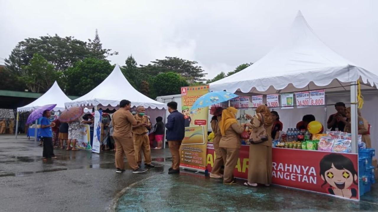 Kegiatan pasar murah pada Senin 26/Juni/2023, di Halaman Kantor Bupati Kabupaten Jayapura. (ANTARA/Agustina Estevani Janggo)