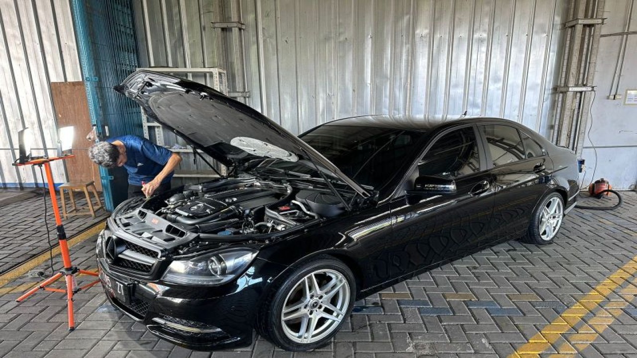 Kendaran yang sedang dilakukan clear anti scratch (ANTARA/Vin Auto Berlian Body Repair)