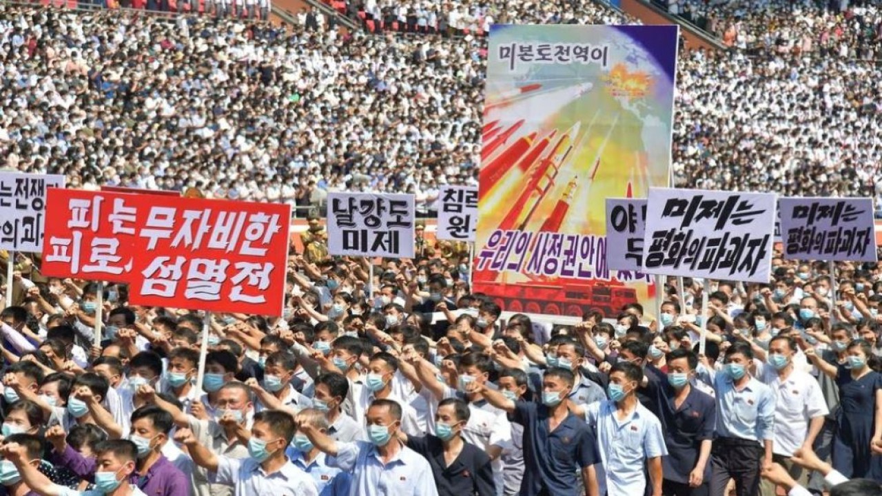 Orang-orang menghadiri unjuk rasa massal yang mengecam Amerika Serikat, di Pyongyang, Korea Utara, pada 25 Juni 2023. (KCNA via Reuters)