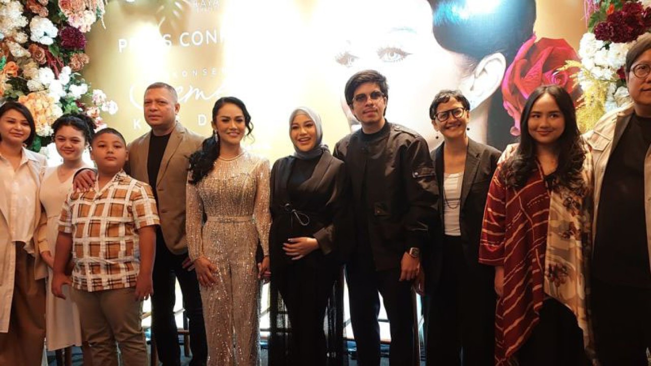Kris Dayanti bersama Aurelie Hermansyah, Atta Halilintar, Raul Lemos dan Erwin Gutawa serta tim produksi "Konser Semesta Kris Dayanti" dalam konfrensi pers di Jakarta, Rabu (28/6/2023) (ANTARA/Fitra Ashari)