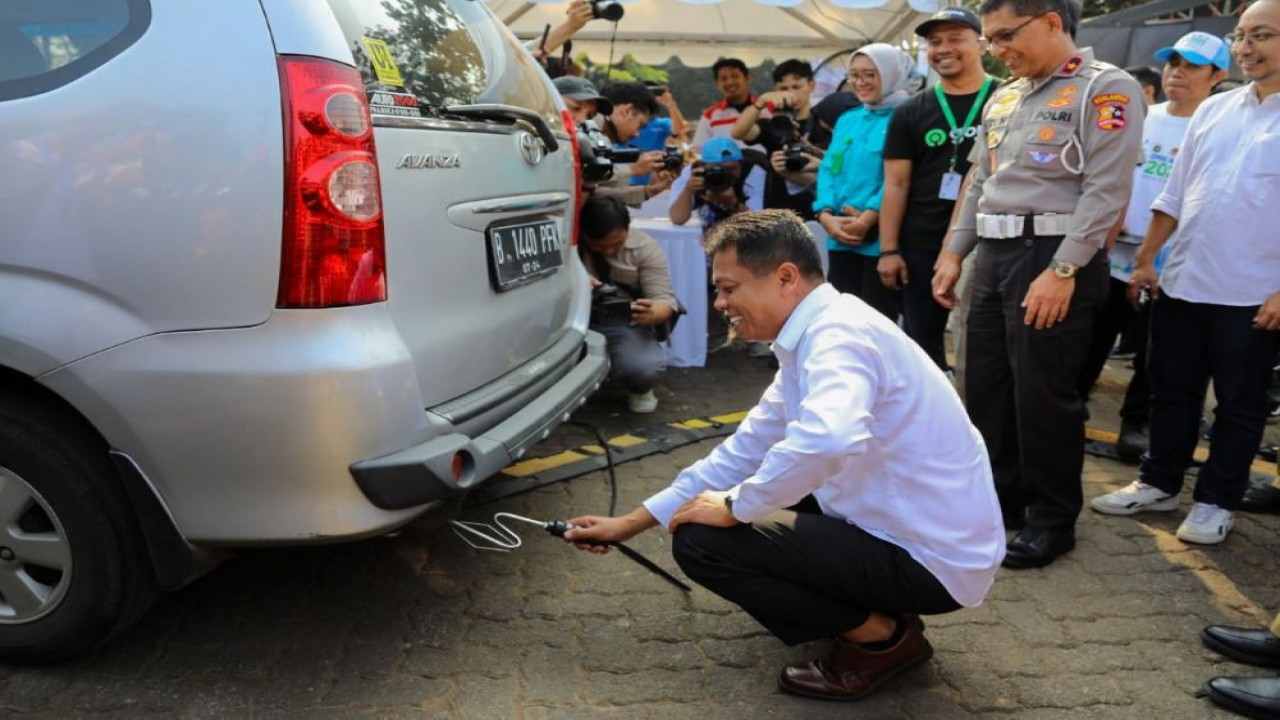 Pemerintah Provinsi (Pemprov) DKI Jakarta gelar uji emisi akbar (UEA) di Parkir Utara Taman Margasatwa Ragunan pada Senin (5/6/2023).  (Istimewa/PPID DKI Jakarta)