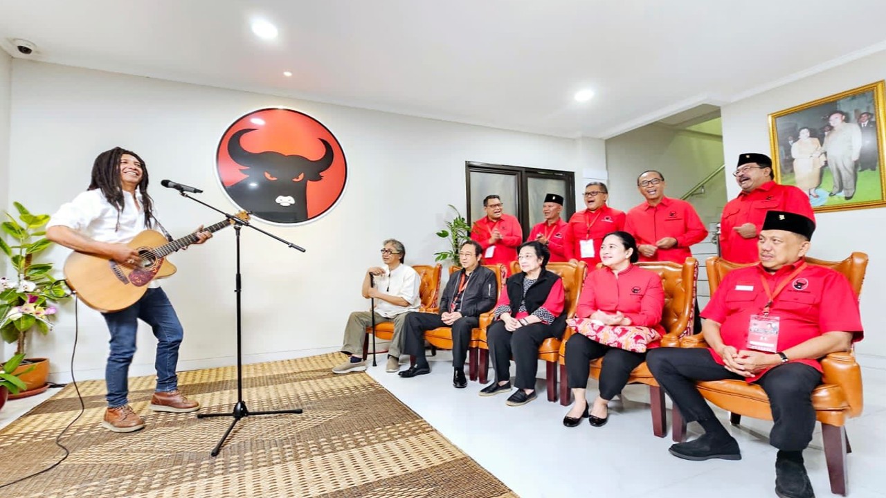 Lagu Jarji Jarbeh Dibawakan Sri Krishna Encik di depan Bu Mega