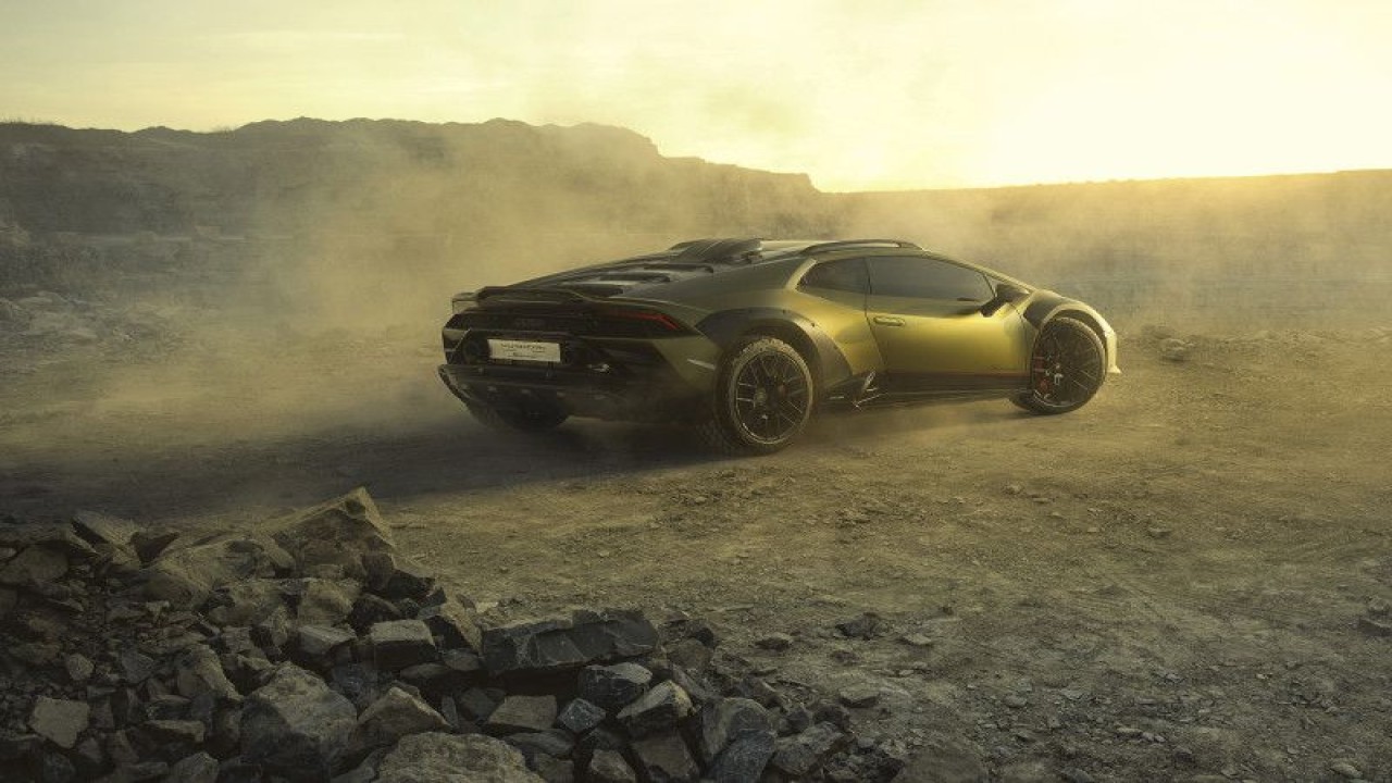 Lamborghini Huracan Sterrato yang menggunakan ban Bridgestone Dueler All-Terrain AT002 (ANTARA/HO/Bridgestone)