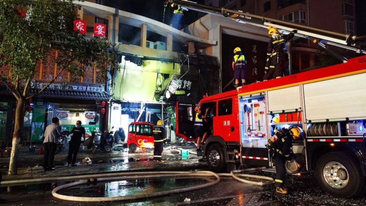 Sebuah ledakan menghancurkan sebuah restoran barbekyu di Kota Yinchuan, ibu kota daerah otonomi Ningxia, China barat laut, pada 21 Juni 2023. (Istimewa/CFP)