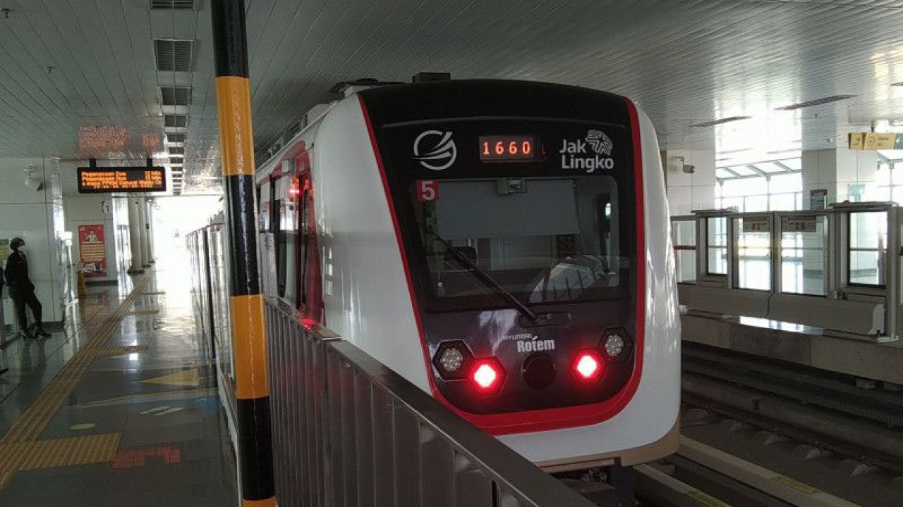 Ilustrasi - Penumpang bersiap berangkat menggunakan LRT Jakarta di Stasiun Velodrome, Jakarta Timur, Jumat (6/11/2021). (ANTARA/Dewa Ketut Sudiarta Wiguna)