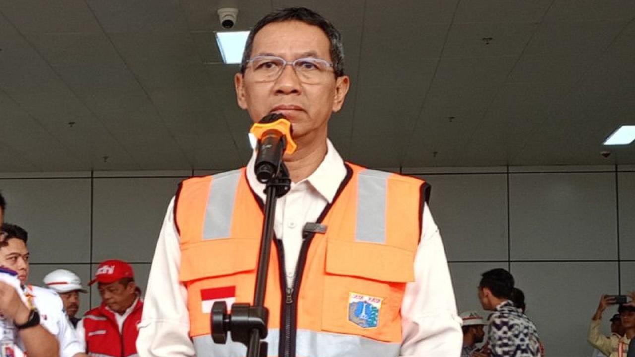 Penjabat (Pj) Gubernur DKI Jakarta Heru Budi Hartono di Stasiun LRT Halim, Jakarta Timur, Rabu (28/6/2023). ANTARA/Siti Nurhaliza
