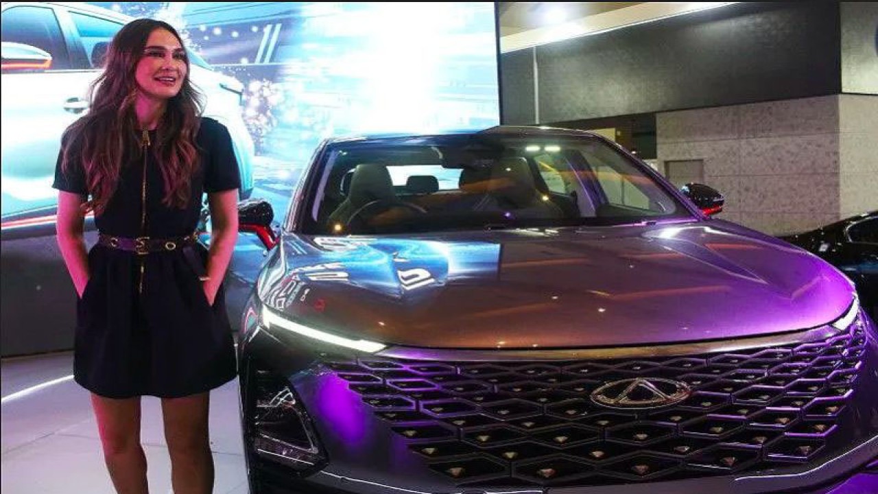 Selebritas Luna Maya dan Chery Omoda 5 pada pameran otomotif Indonesia International Motor Show 2023, Kamis (23/2) (ANTARA/Ahmad Faishal)